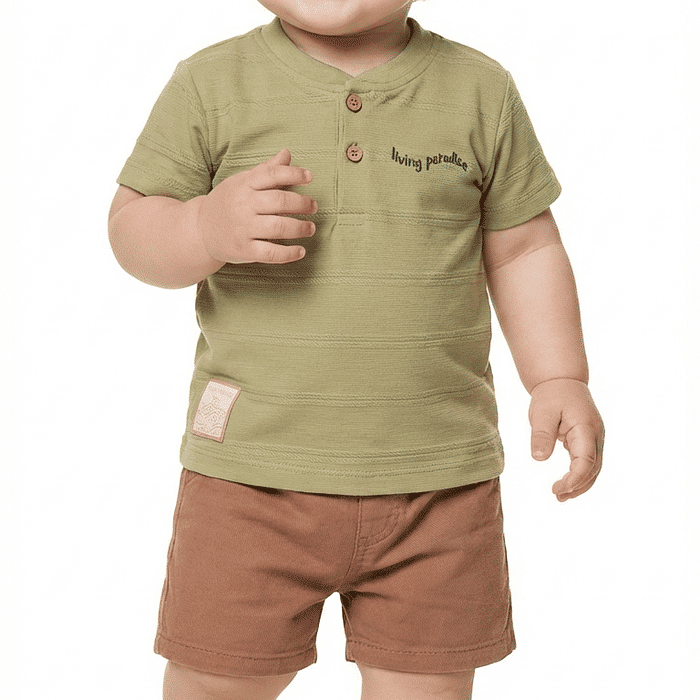 Conjunto camiseta em malha textura corrente e bermuda em sarja