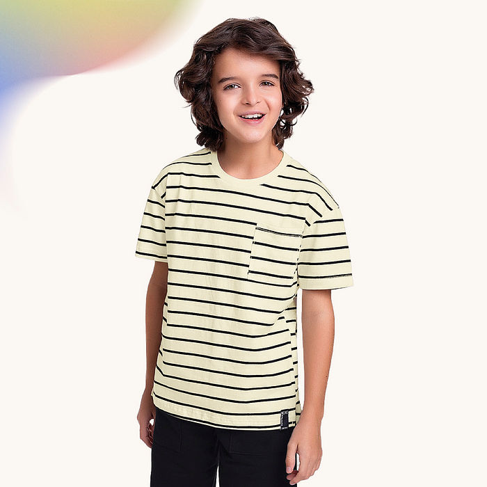 Camiseta em meia malha com bolso listrada