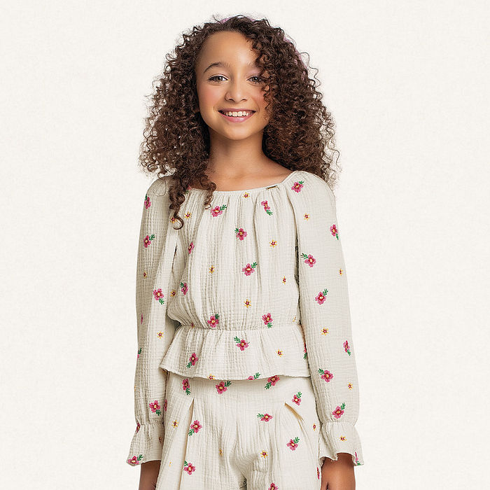 Blusa manga longa em tecido bordado flores