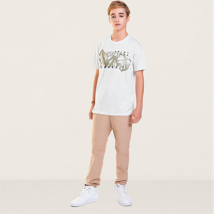 Camiseta em meia malha com tecido em relevo