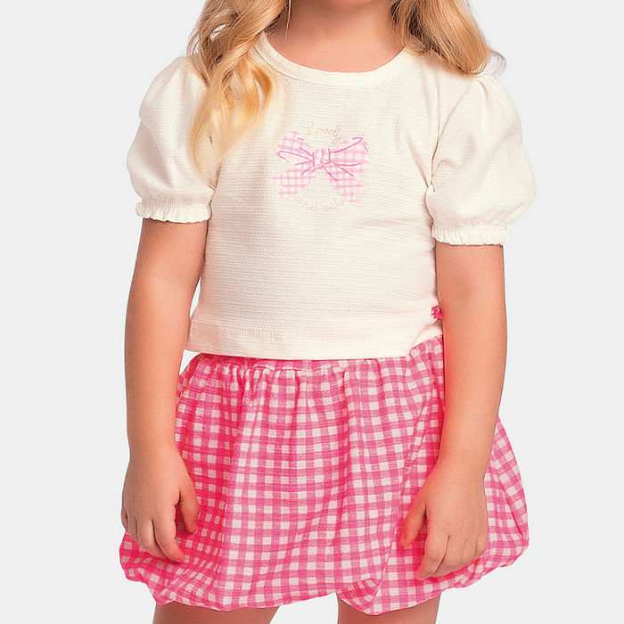 Conjunto blusa de laço e short-saia xadrez