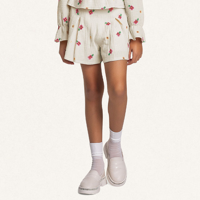 Short em tecido bordado flores com forro em meia malha