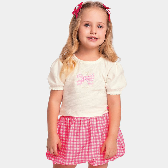 Conjunto blusa de laço e short-saia xadrez