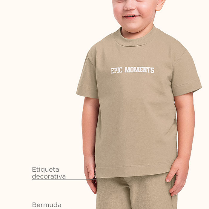Conjunto camiseta em meia malha com etiqueta decorativa e bermuda em moletinho