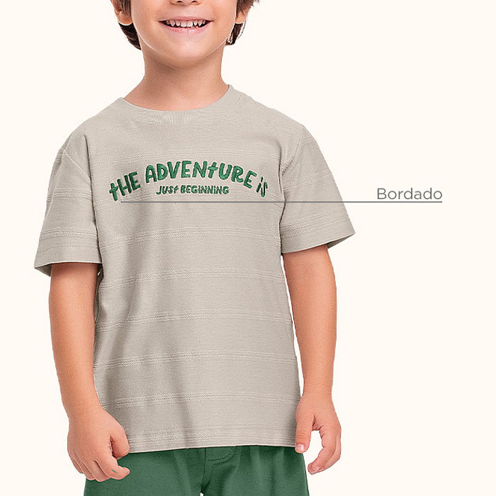 Conjunto camiseta em malha textura corrente e bermuda em moletinho com etiqueta decorativa