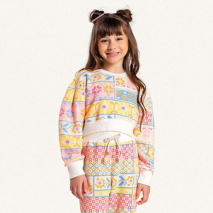 Conjunto blusão cropped e calça wide leg em moletom florido