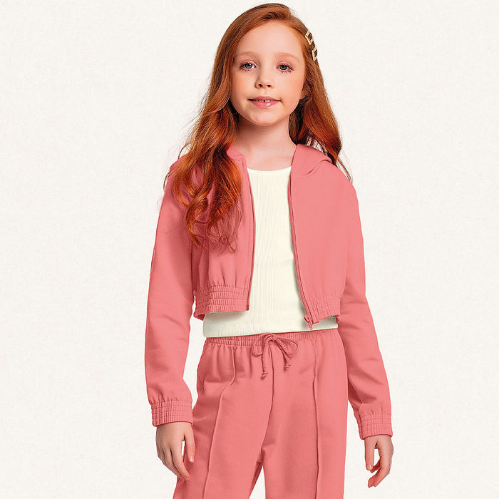 Conjunto jaqueta com capuz cropped, calça wide leg em moletom e regata em ribana