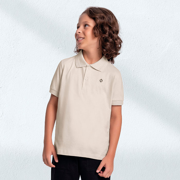Camisa polo retilínea com abertura por botão