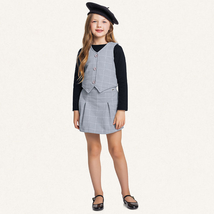 Conjunto blusa manga longa em meia malha e colete, short-saia em moletom molinê