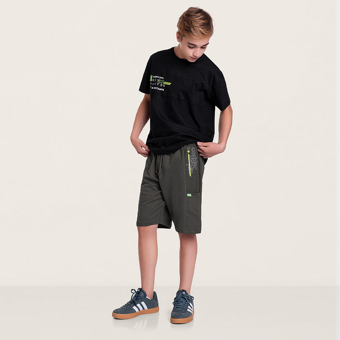 Bermuda em moletinho lisa com etiqueta decorativa