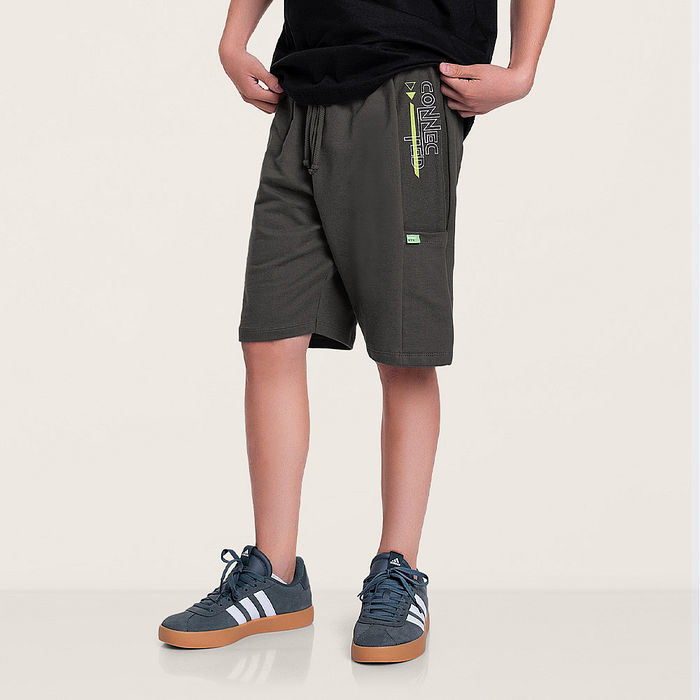 Bermuda em moletinho lisa com etiqueta decorativa