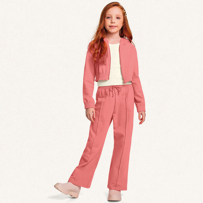 Conjunto jaqueta com capuz cropped, calça wide leg em moletom e regata em ribana