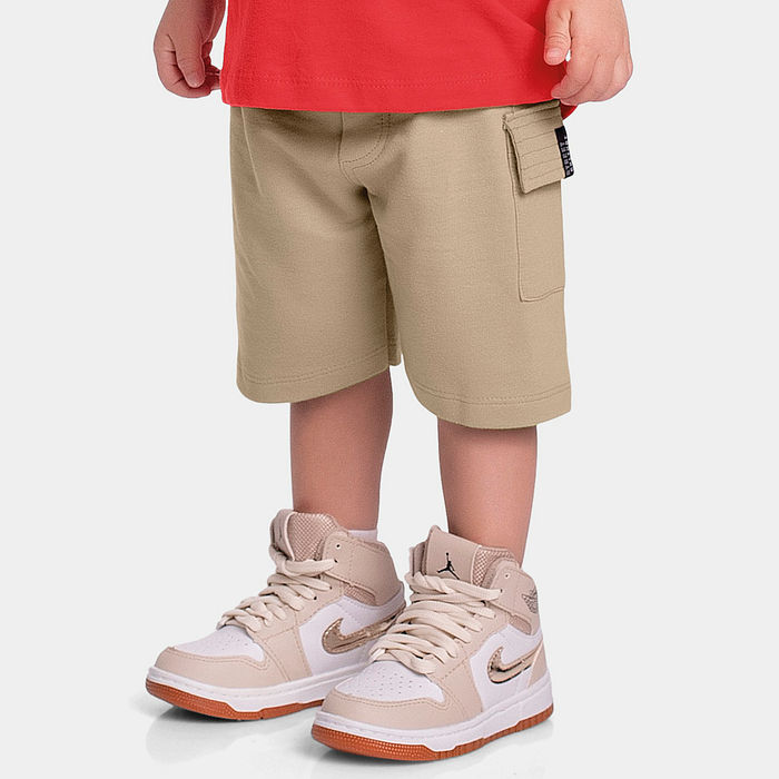 Bermuda com bolso e cadarço decorativo em moletinho