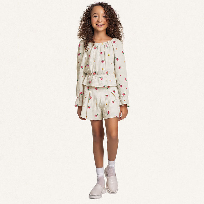 Blusa manga longa em tecido bordado flores