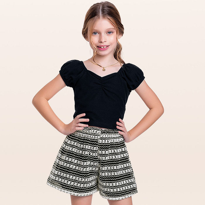 Conjunto blusa e short com tecido rendado