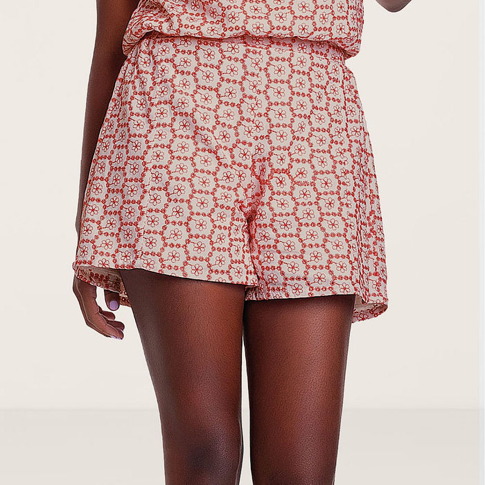 Short em tecido bordado viscose flor