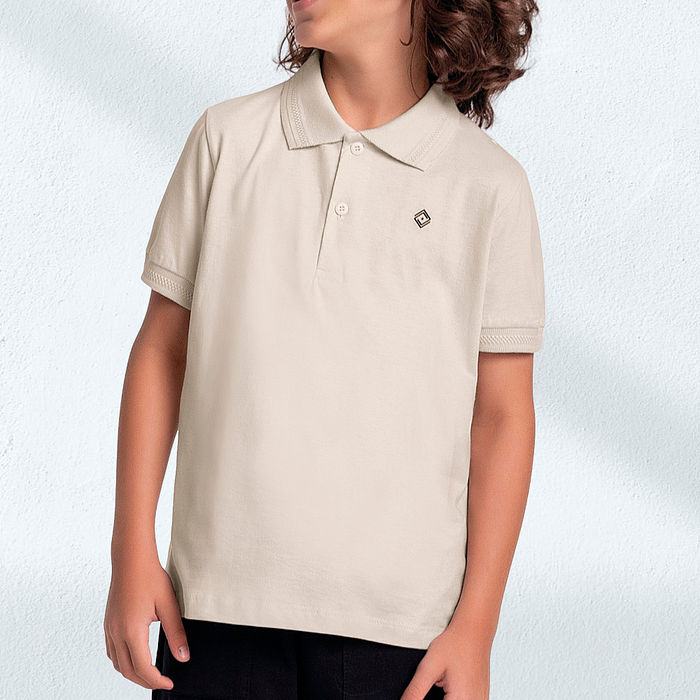 Camisa polo retilínea com abertura por botão