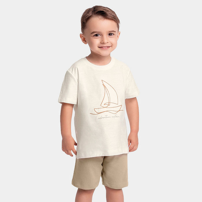 Conjunto camiseta bordada de barco à vela em malha flamê e bermuda moletinho