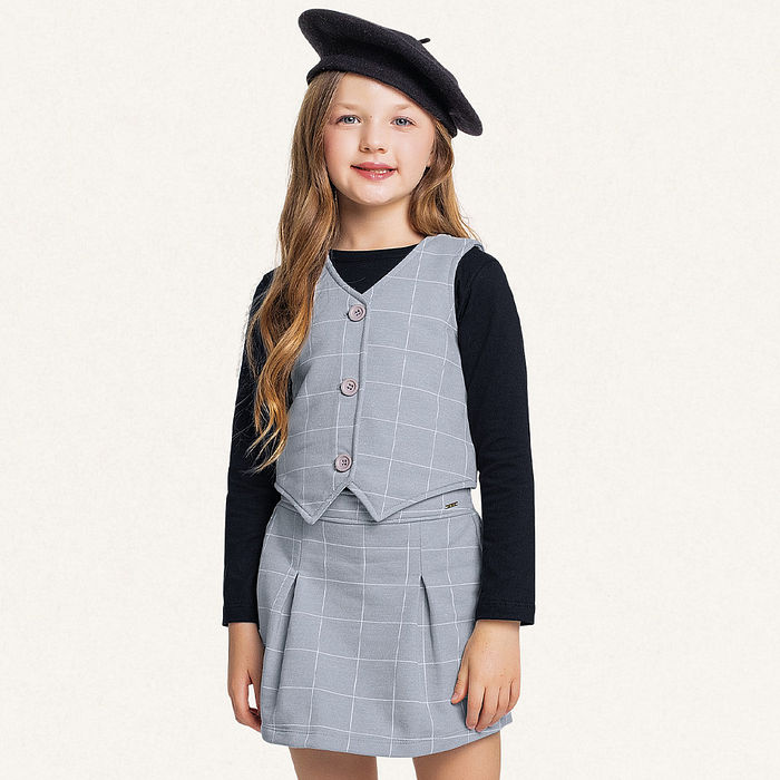 Conjunto blusa manga longa em meia malha e colete, short-saia em moletom molinê