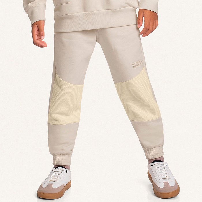 Calça em moletom com recortes e bolso