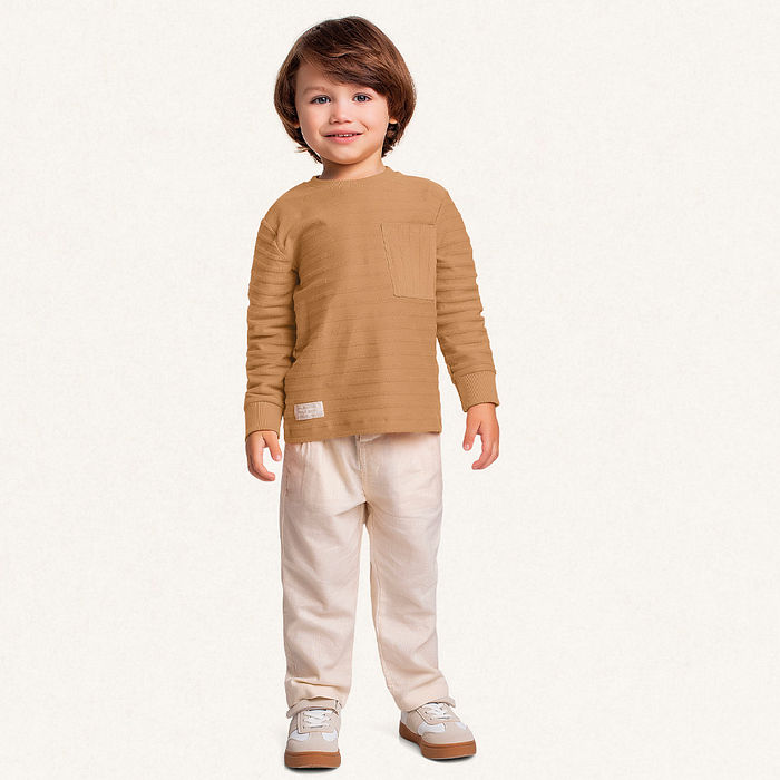 Camiseta manga longa em meia malha listras com textura e bolso em moletom