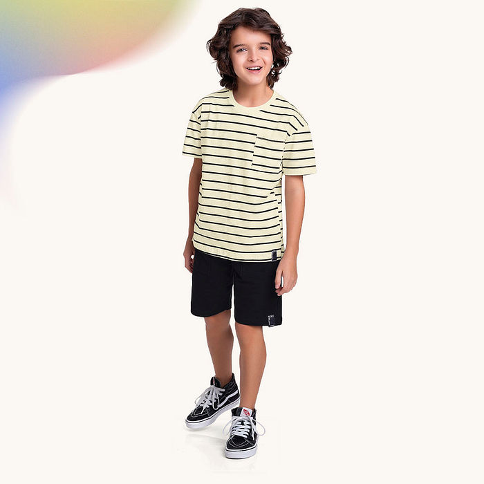 Camiseta em meia malha com bolso listrada