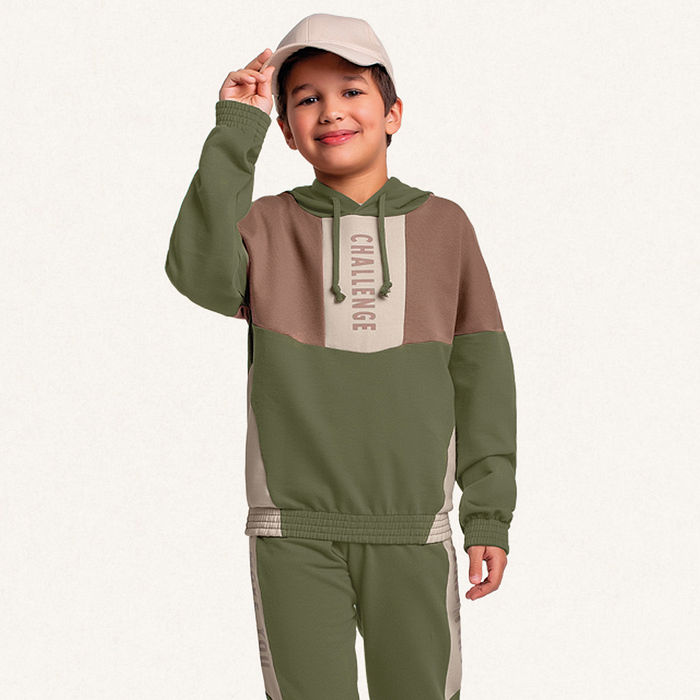 Conjunto blusão com capuz e calça em moletom recortes