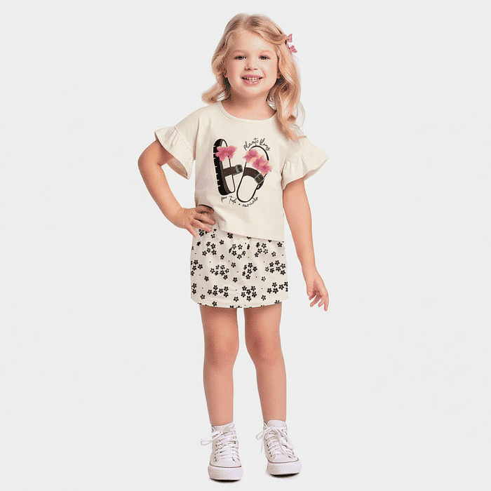 Conjunto blusa e short-saia com flor