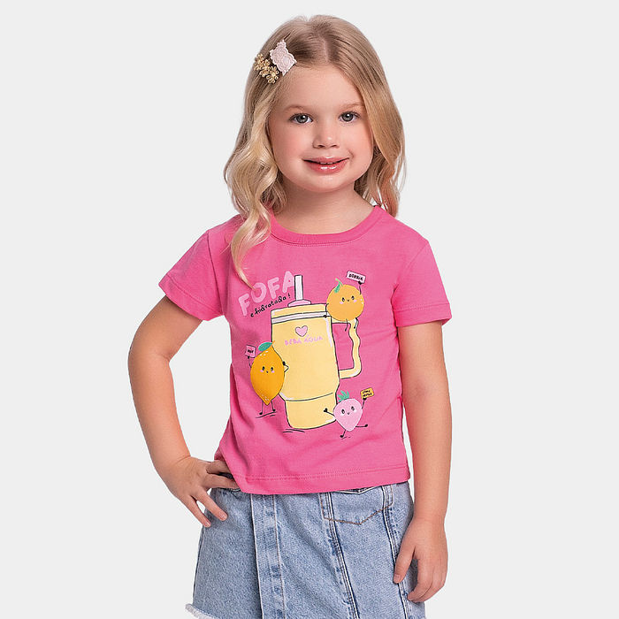 Blusa fofa de frutas e copo