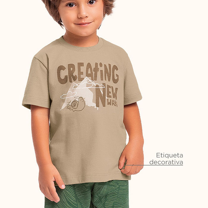 Conjunto camiseta em meia malha e bermuda em moletinho com etiqueta decorativa