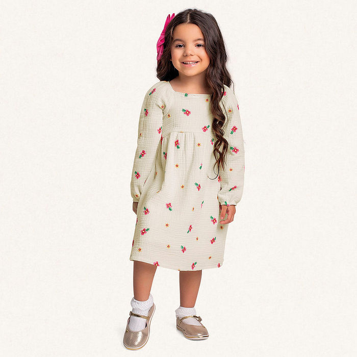 Vestido em tecido bordado flores com forro em meia malha