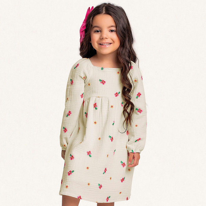 Vestido em tecido bordado flores com forro em meia malha