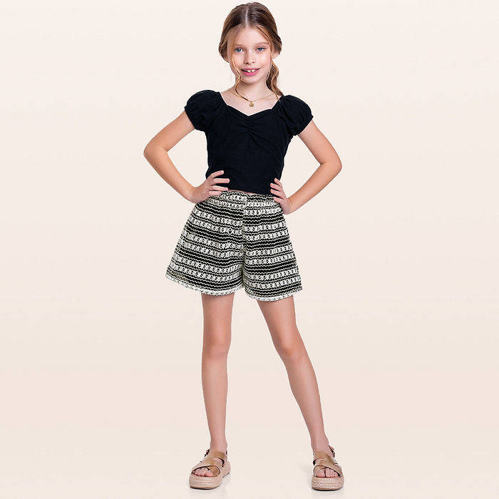 Conjunto blusa e short com tecido rendado