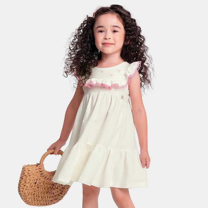 Vestido com babado em renda