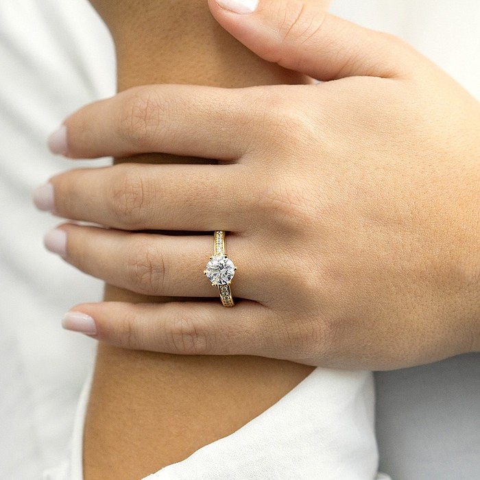 Anel Solitário em Ouro 18k com Aro Trabalhado e Zircônias Cristal