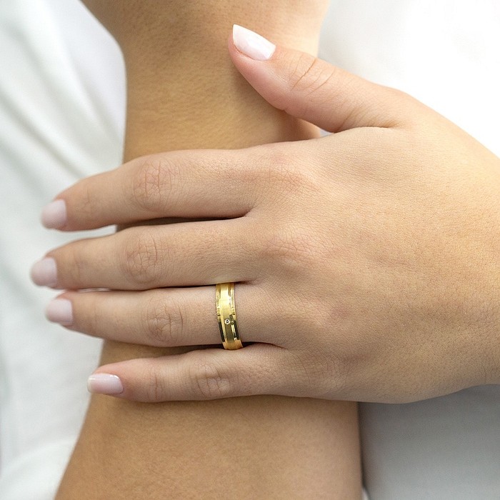 Aliança de Ouro 18K Fosca com Frisos e Brilhante