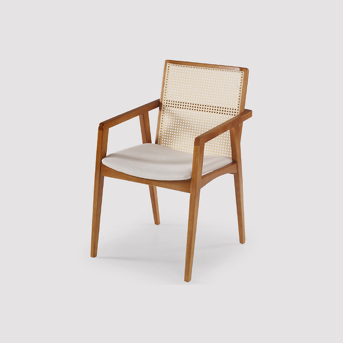 Cadeira Belluno com Braço Estofada em Madeira Maciça para Conforto Prolongado