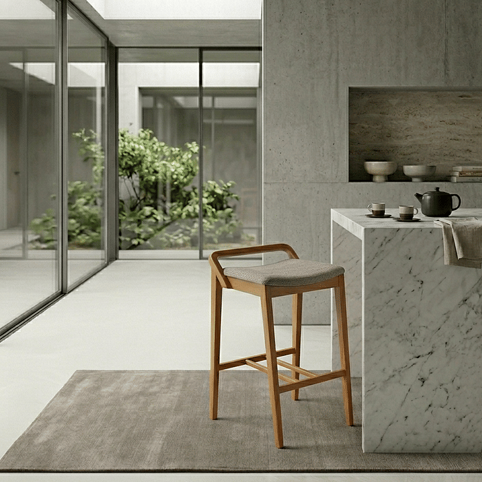 Banqueta de Madeira Maciça Estofada Orvieto Ergonômica