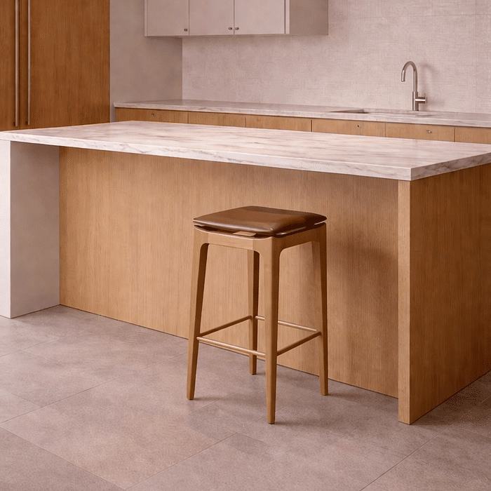 Banqueta Alta Brioni Estofada em Madeira Maciça para Área Gourmet