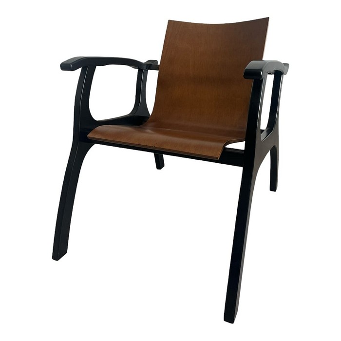 Poltrona Calvin Elegante em Caravalho com Braços Laqueados