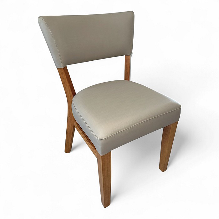 Cadeira Tasca Madeira de Tauari Castanho Estofada em Facto Pérola