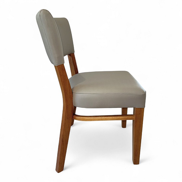 Cadeira Tasca Madeira de Tauari Castanho Estofada em Facto Pérola