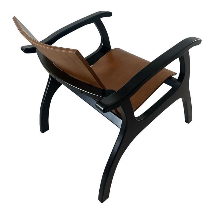 Poltrona Calvin Elegante em Caravalho com Braços Laqueados