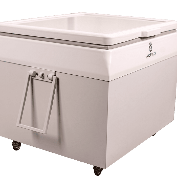 Caixa térmica branca aberta cheia de gelo e bebidas