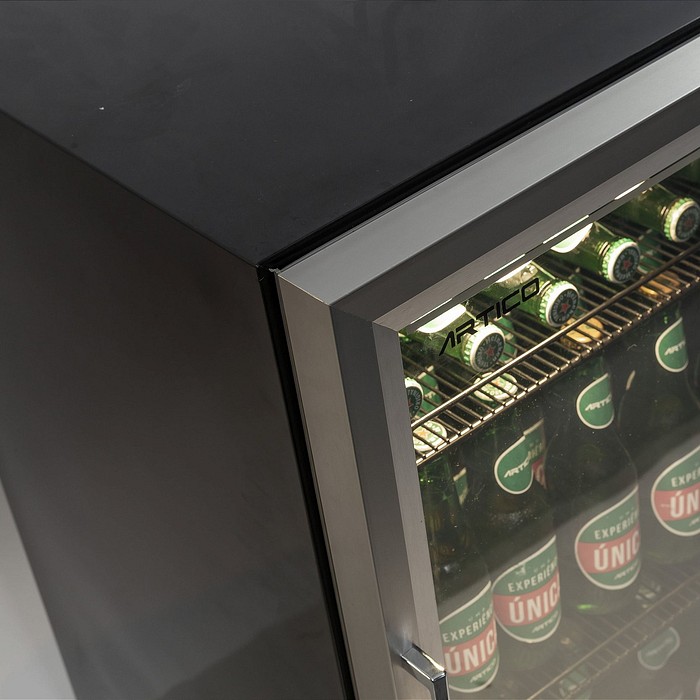 Cervejeira CVA100 visão da lateral cheia de bebidas