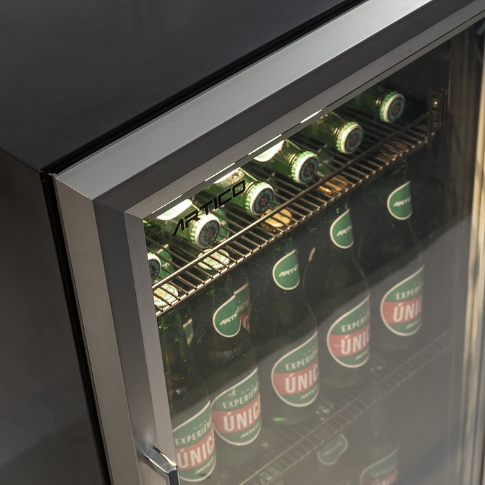 Cervejeira CVA100 visão da lateral cheia de bebidas