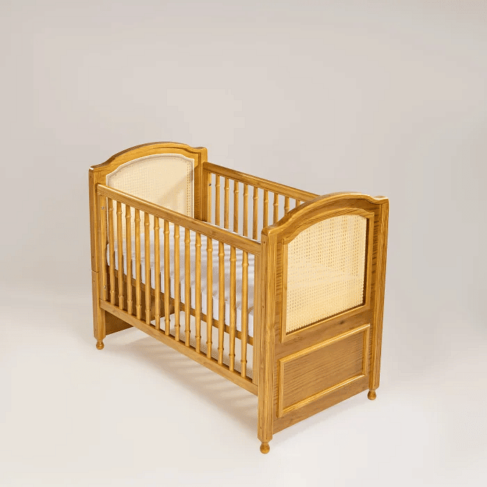 Kit Feliz Berço 2 em 1 e Cômoda 4 Gavetas e 1 Porta com Rattan em Madeira Maciça Mel