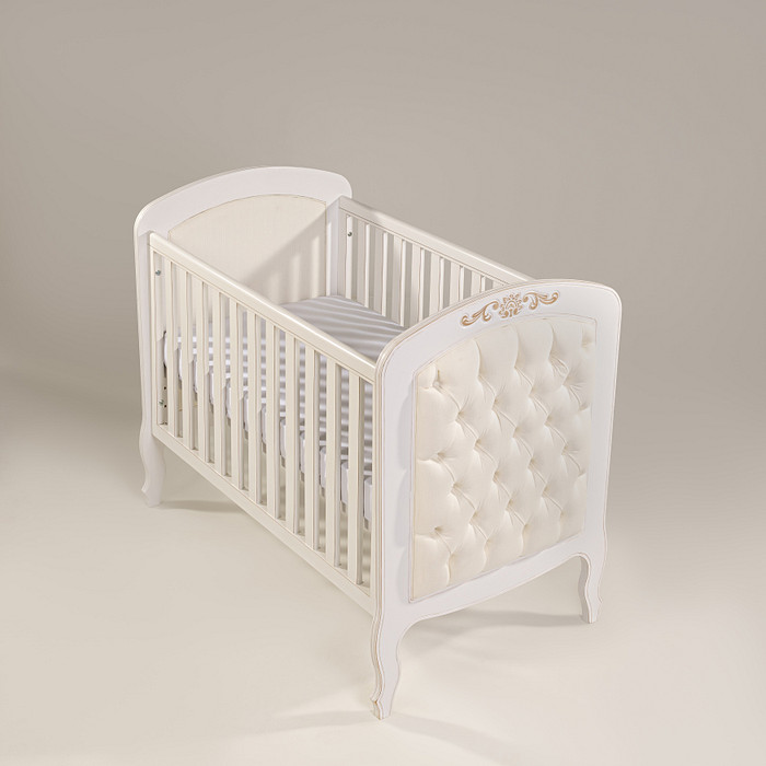 Kit Entalhado Berço 2 em 1 com Capitonê e Cômoda 5 Gavetas e 1 Porta em Madeira Maciça Branco