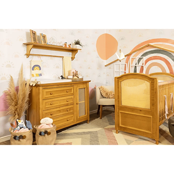 Cômoda Feliz 4 Gavetas Porta de Tela Trançada em Madeira Maciça Cor Mel