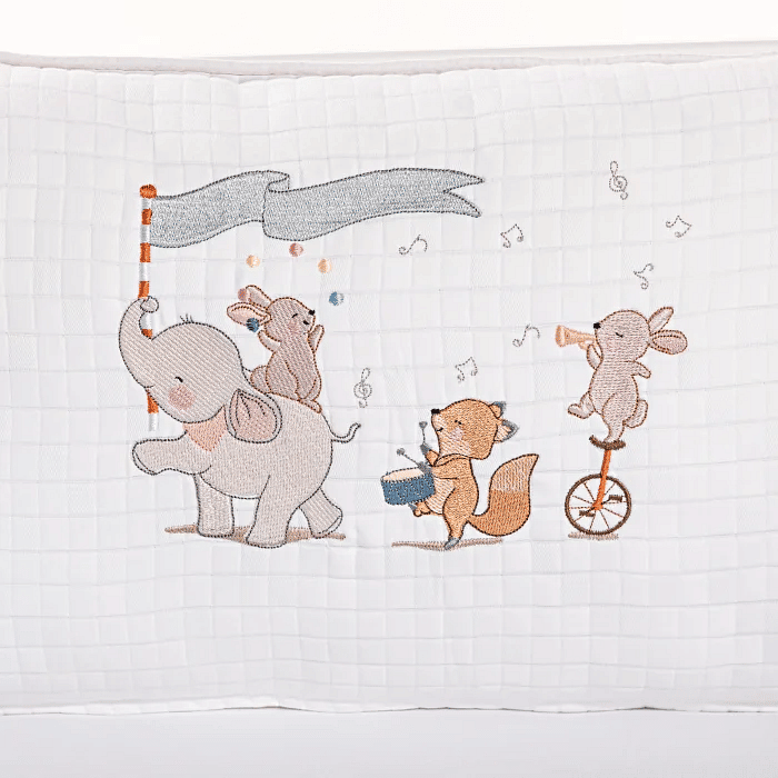 Kit de Berço Caravana Musical Bordado 3 Peças em Percal 230 fios antialérgico e tricoline para Berço Americano